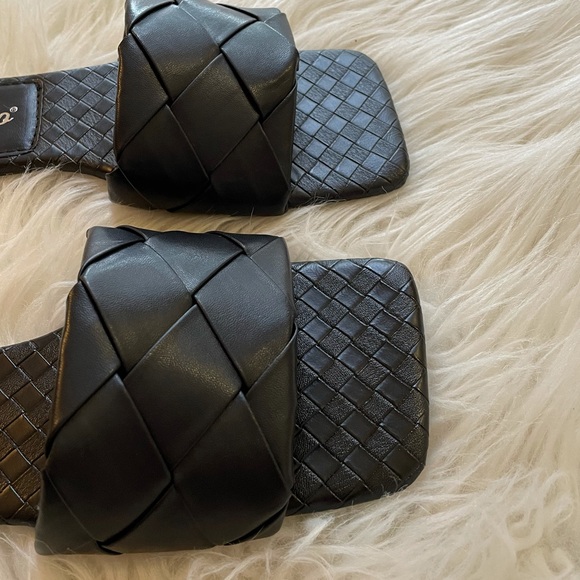 🆕 Black Quilted Square Toe Flat Sandals - Picture 5 of 14